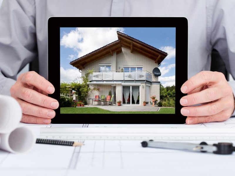 Architetto mostra l'immagine di una casa su un tablet
